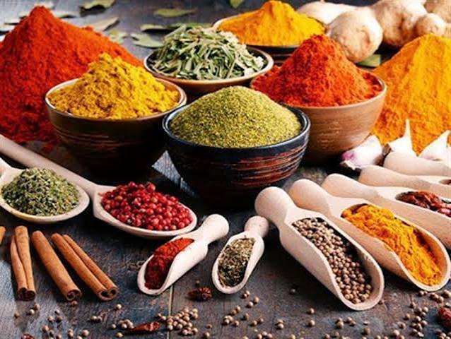 التوابل الإفريقية العطرية - كركم وقرفة وهيل